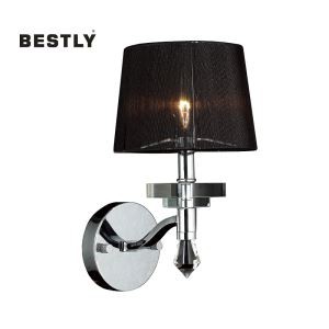 Moderne vegglampe med svart stoffskygge